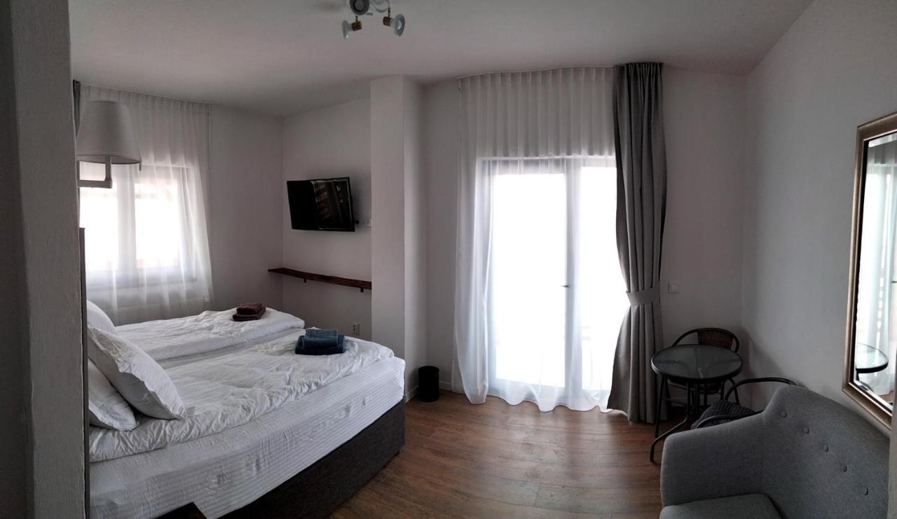 Bed and Breakfast Casa Comilor Surdesti  Екстер'єр фото