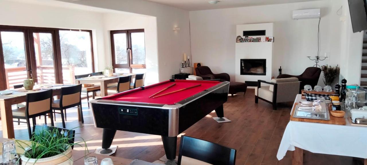 Bed and Breakfast Casa Comilor Surdesti  Екстер'єр фото